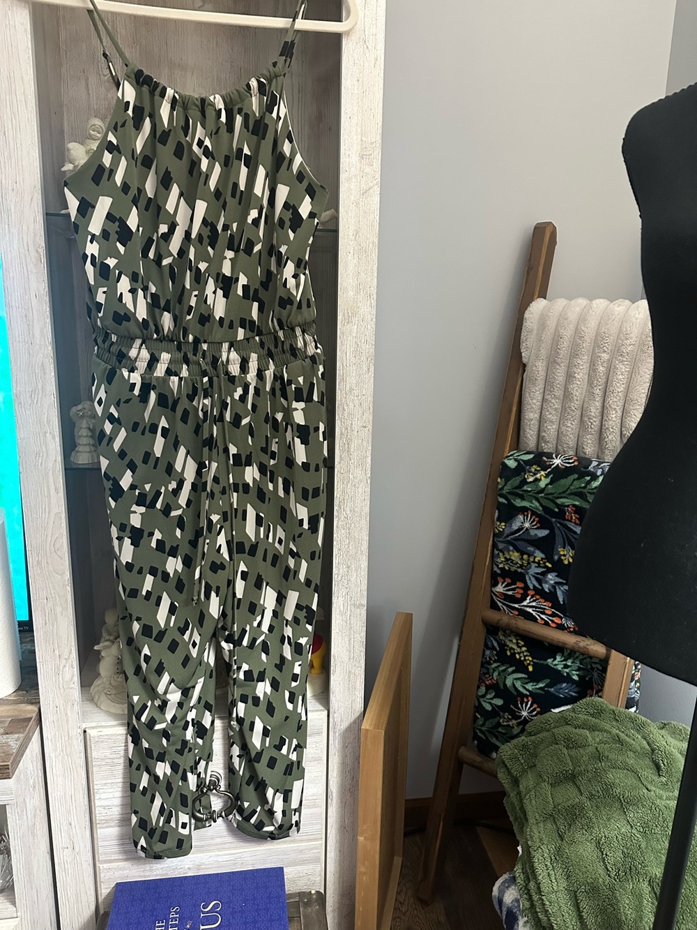 Gilli Olive Green & White Geometric Midi Dress PTP 20-23